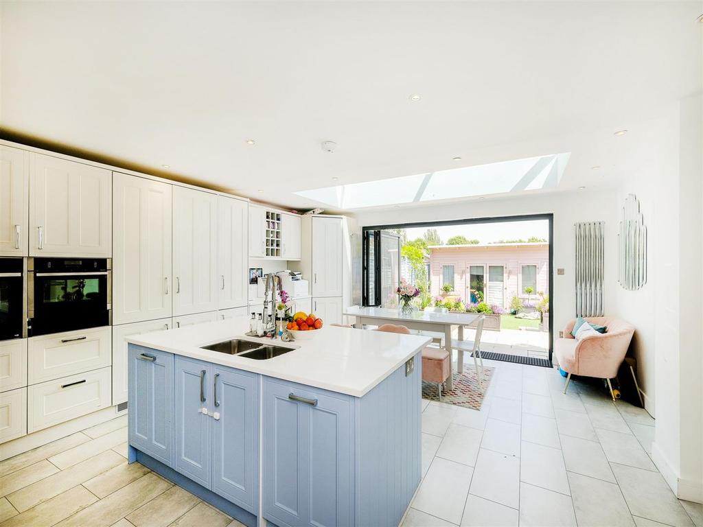 The Bramblings, Chingford 7 bed semidetached house £750,000
