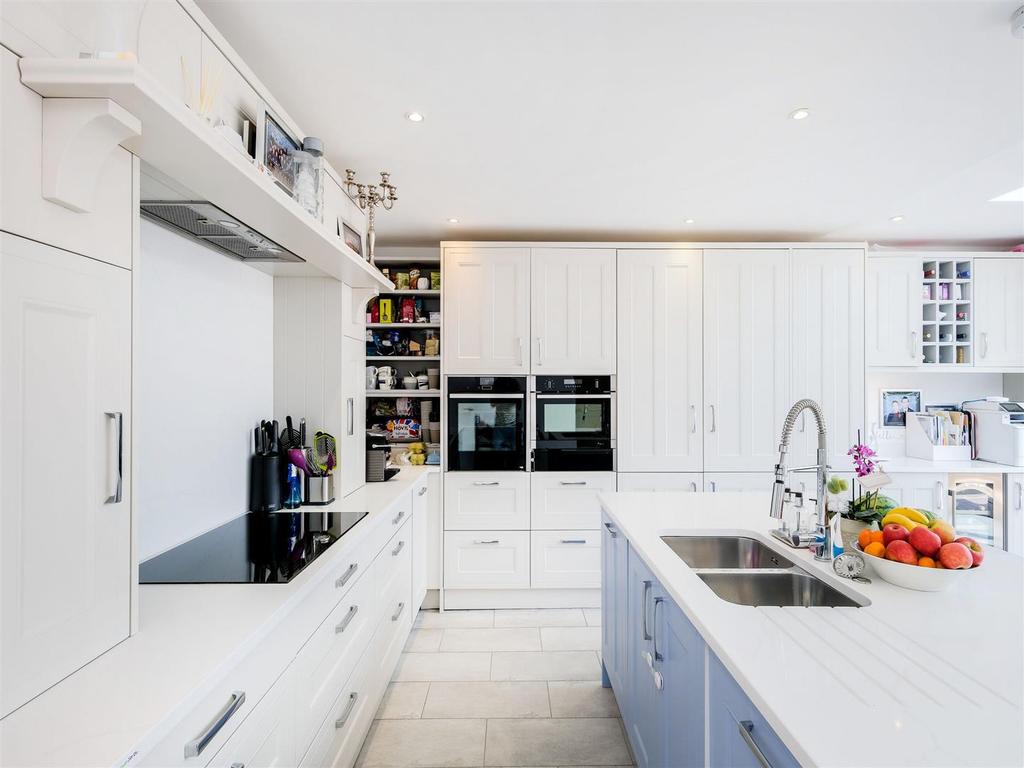 The Bramblings, Chingford 7 bed semidetached house £750,000