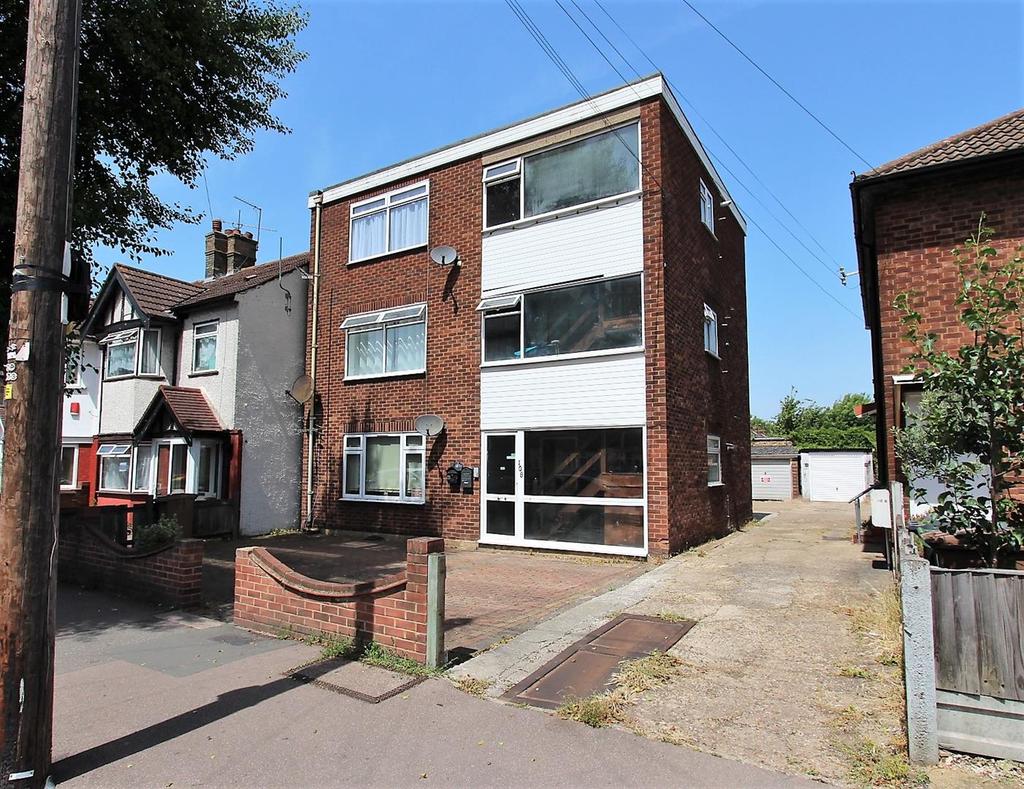 New Road, Chingford 2 bed flat for sale £300,000
