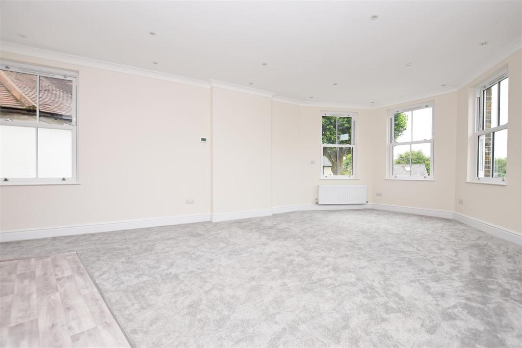 Tudor Road, Hampton 2 bed flat £1,495 pcm (£345 pw)