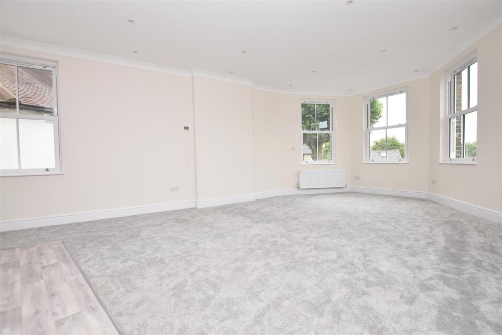 Tudor Road, Hampton 2 bed flat £1,495 pcm (£345 pw)