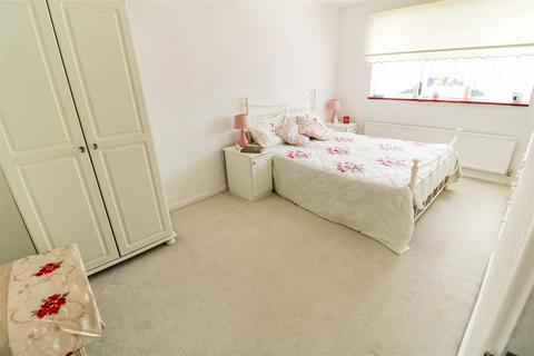 77 Collins Meadow, Harlow, CM19 4EN