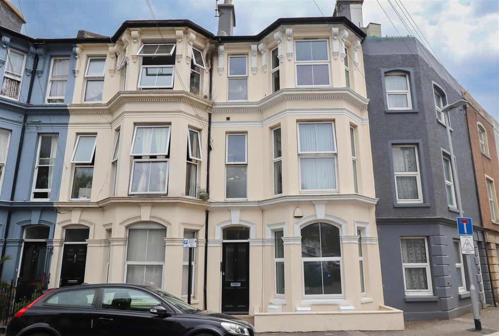 St. Andrews Square, Hastings 1 bed flat £725 pcm (£167 pw)