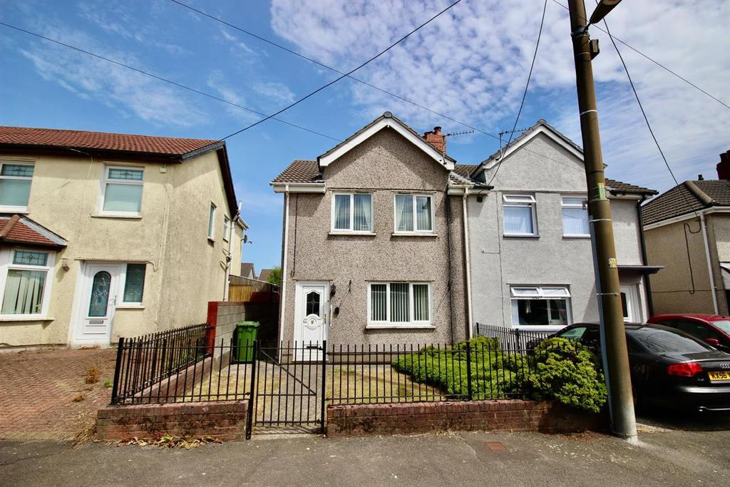 Cefn Fforest Avenue, Cefn Fforest, Blackwood 3 bed semidetached house