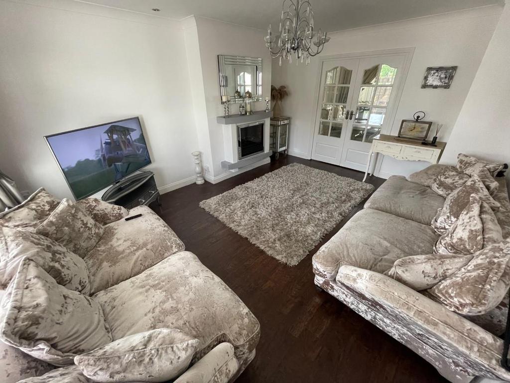 Chestnut Drive, MartonInCleveland... 3 bed semidetached house £180,000