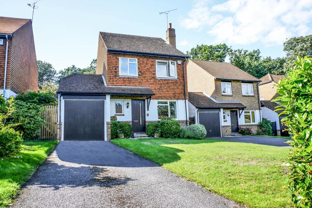 Burleigh Park, Cobham, KT11 3 bed detached house £2,700 pcm (£623 pw)