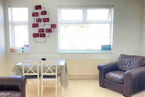 2 bedroom apartment to rent - Lodge Court, Hornchurch.