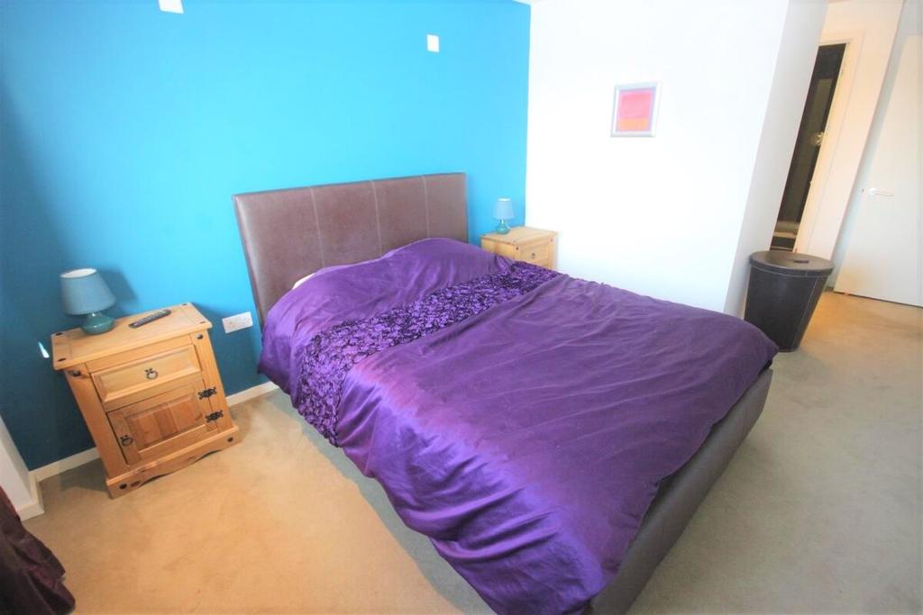 Master bed2
