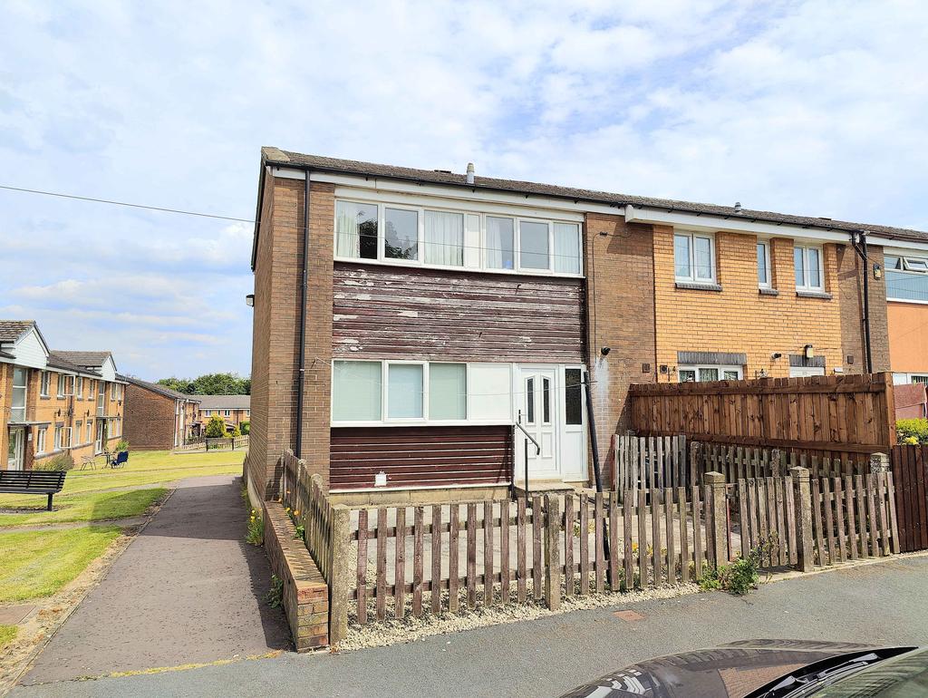 Fall Spring Gardens, Holywell Green HX4 2 bed end of terrace house £100,000