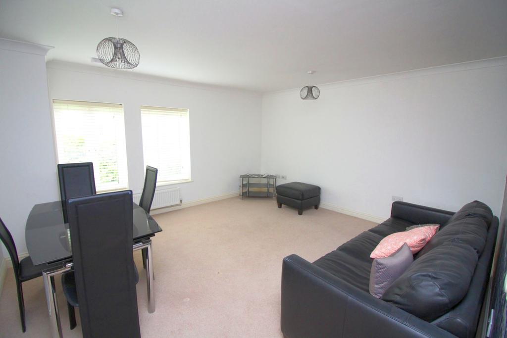 4 Beckingham Metro Station Road, Egham 1 bed flat £1,100 pcm (£254 pw)