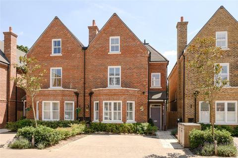 39 Barrons Chase, Richmond, TW10 5DA