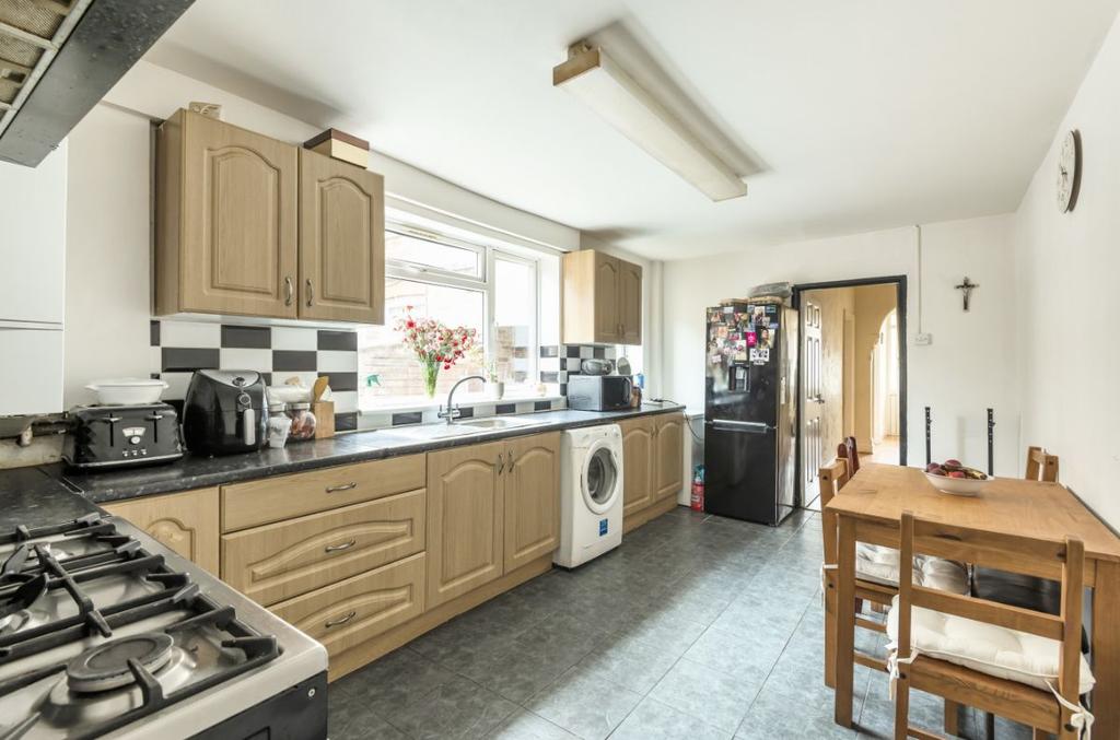 Victoria Road, Bedford 4 bed terraced house £350,000
