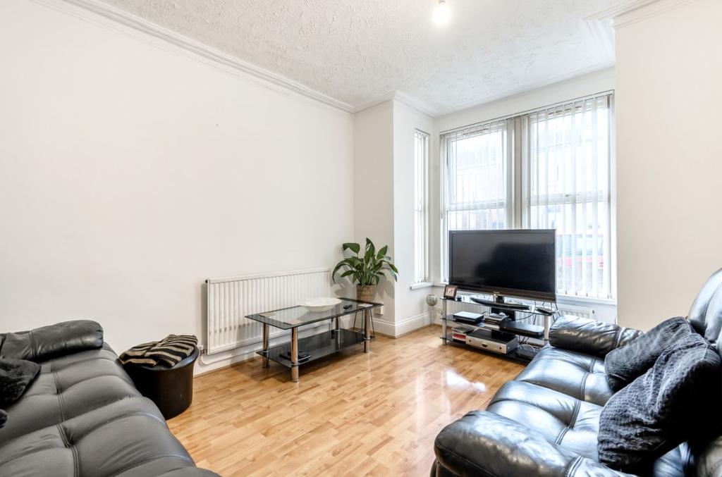 Victoria Road, Bedford 4 bed terraced house £350,000