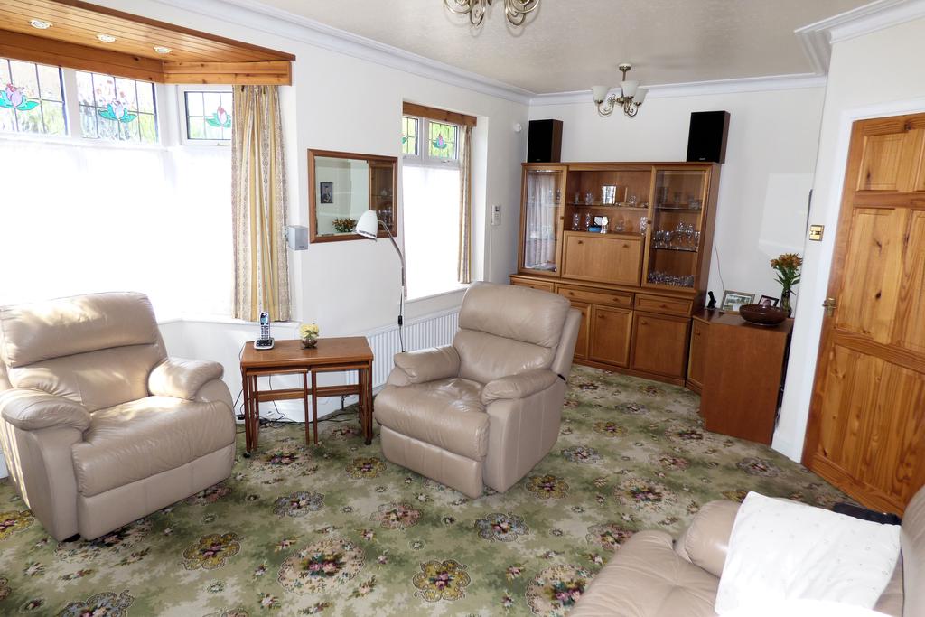 Sunnyside Gardens, Upminster RM14 3 bed semidetached house £675,000