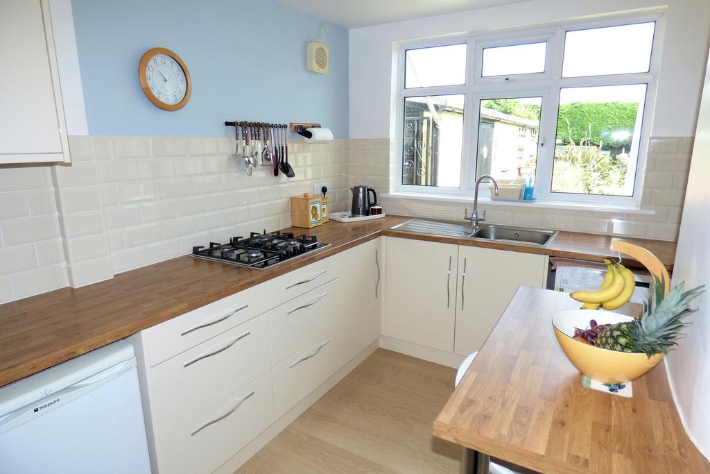 Sunnyside Gardens, Upminster RM14 3 bed semidetached house £675,000