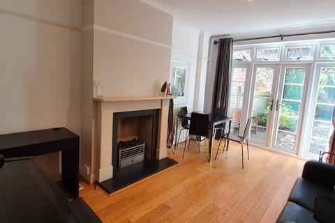 3 Priory Close, Beckenham, BR3 4DH