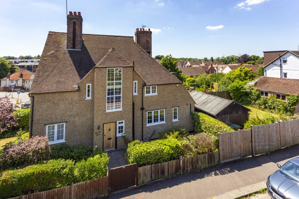 Aldenham Road, Bushey 6 bed semidetached house £950,000