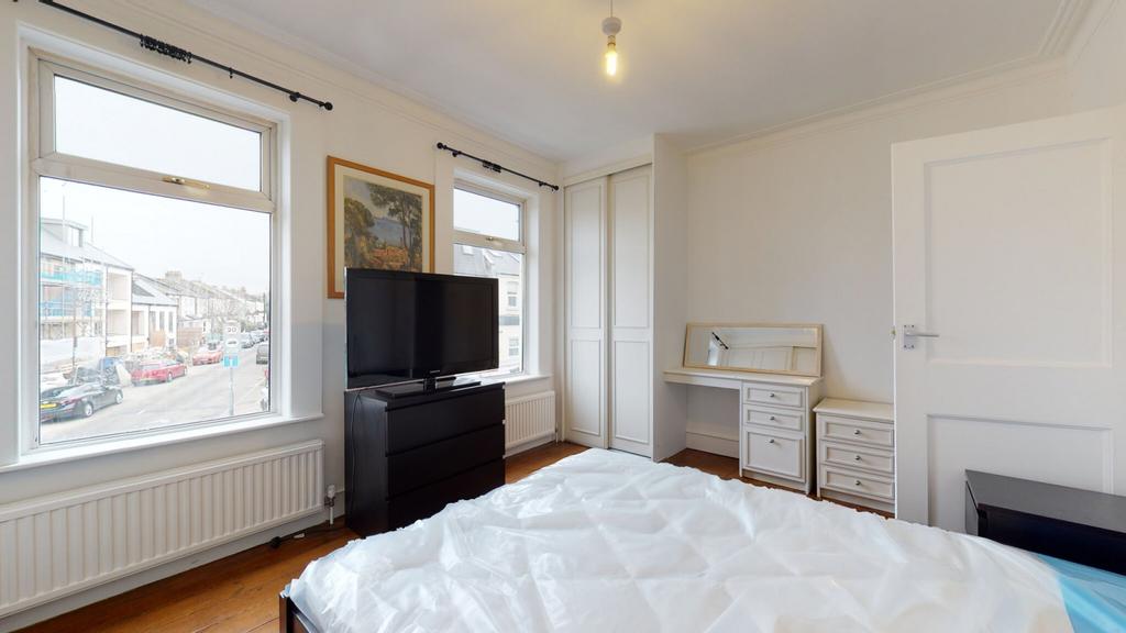Haydons Road, SW19 3 bed terraced house £2,450 pcm (£565 pw)
