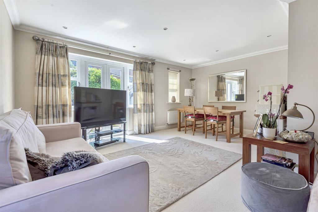 Hunnisett Close, Selsey, PO20 5 bed detached house for sale £615,000