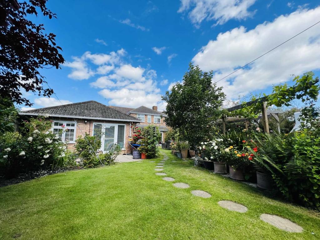 Fairacres Road, Didcot 5 bed semidetached house £600,000