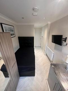 Studio to rent, Yoxley Drive Room 3 Ilford IG2 6PX