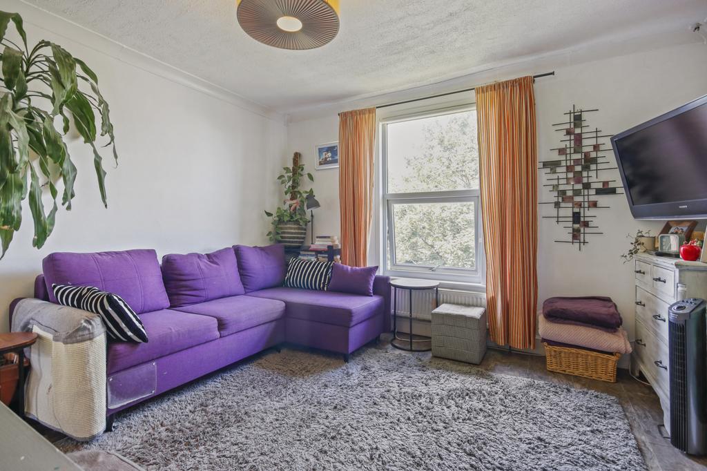 Wellington Gardens, Charlton, SE7 2 bed flat £350,000