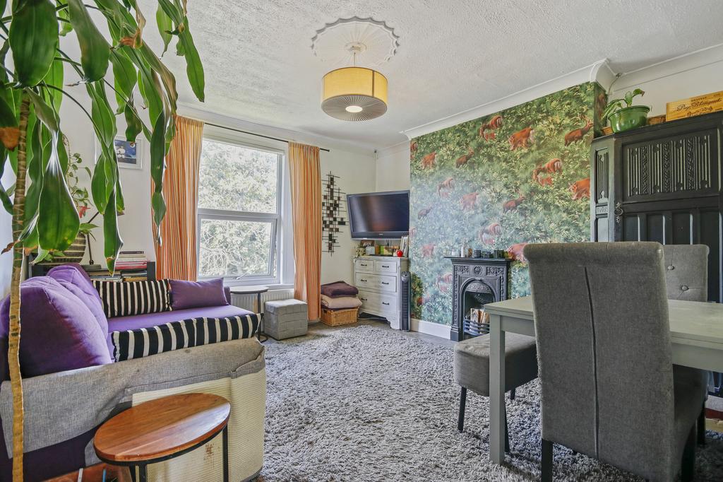 Wellington Gardens, Charlton, SE7 2 bed flat £350,000