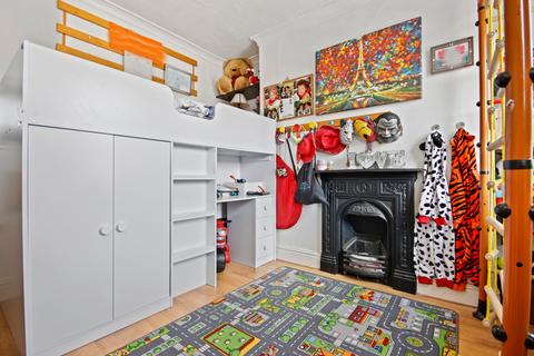 32d Wellington Gardens, London, SE7 7PH