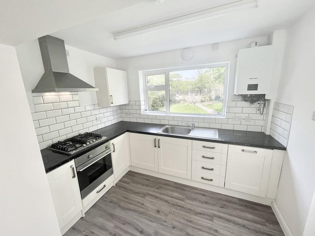 Fernwood Crescent, Wollaton, Nottingham 3 bed semidetached house £1,100 pcm (£254 pw)