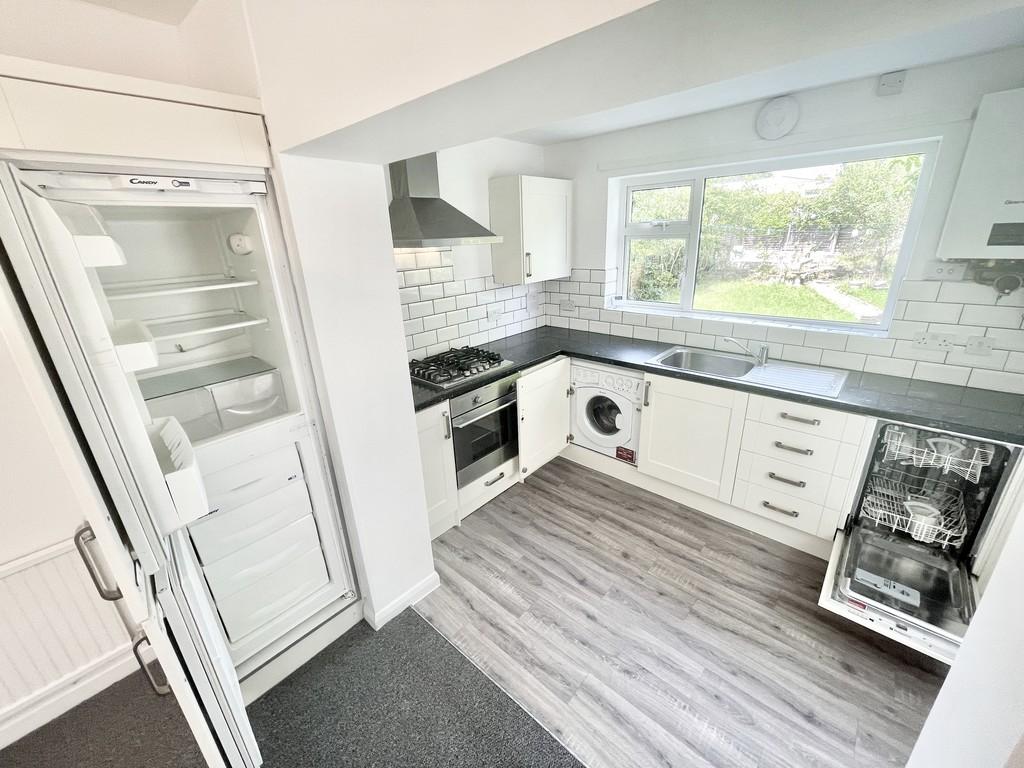 Fernwood Crescent, Wollaton, Nottingham 3 bed semidetached house £1,100 pcm (£254 pw)