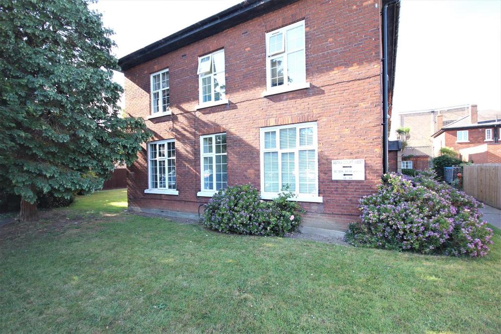 Astra Court West, Astra Close, Hornchurch 1 bed flat £225,000