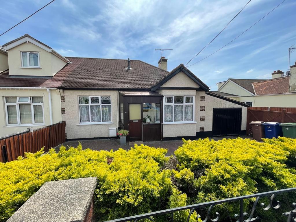 Giffords Cross Road, Corringham, SS17 2 bed semidetached bungalow £