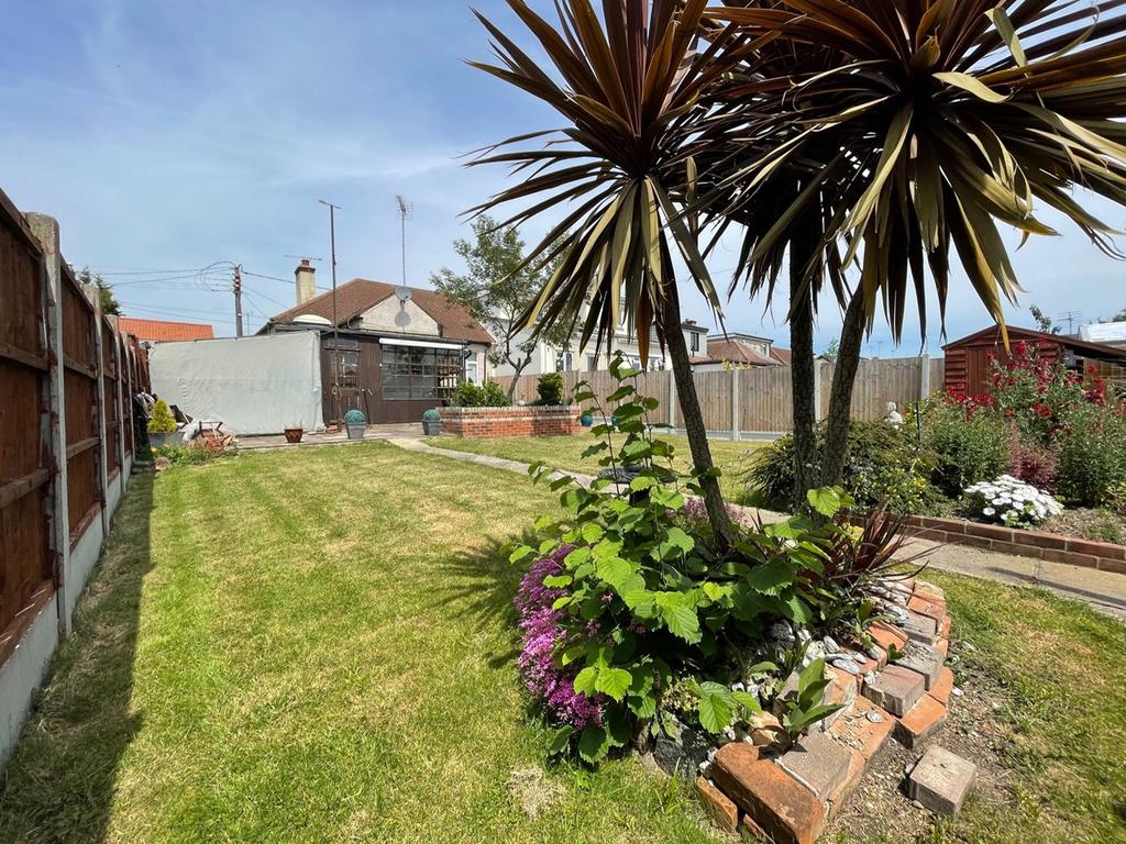 Giffords Cross Road, Corringham, SS17 2 bed semidetached bungalow £