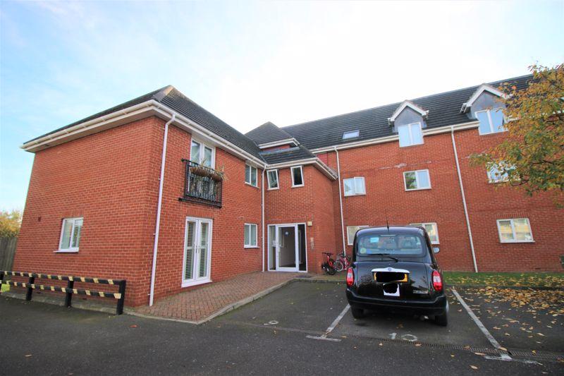 Calgary Court, Marlborough Road, Romford 2 bed flat £1,200 pcm (£277 pw)
