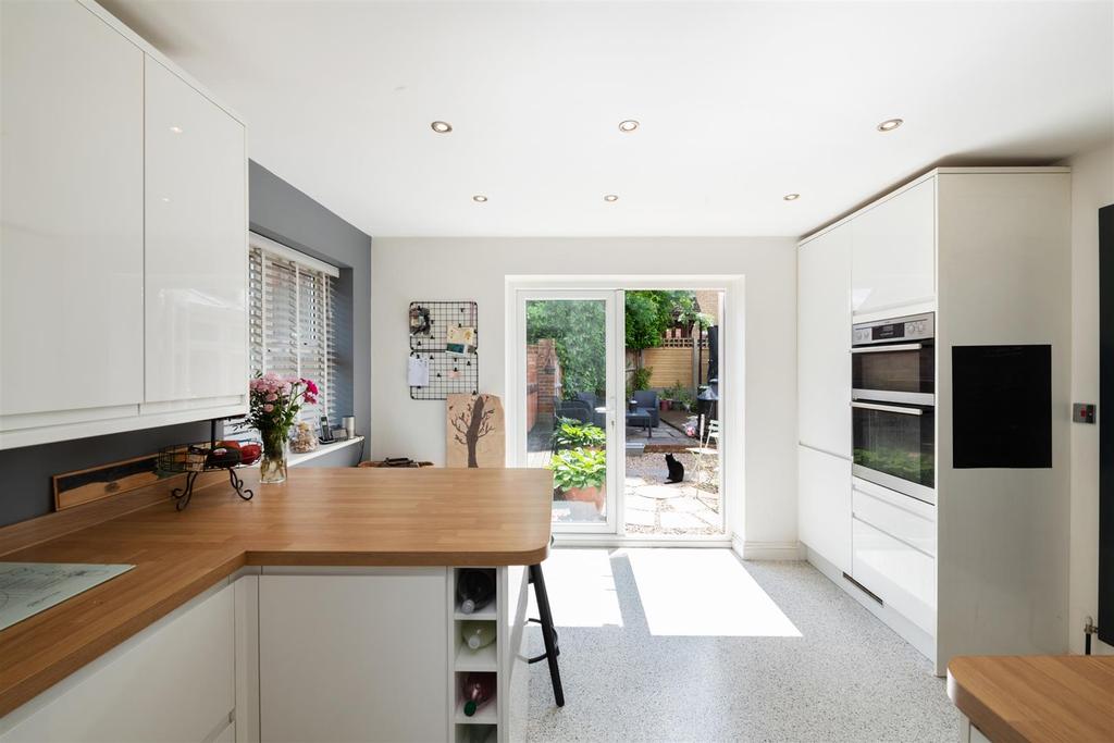 Kings Mead, South Nutfield, Redhill 4 bed end of terrace house £680,000