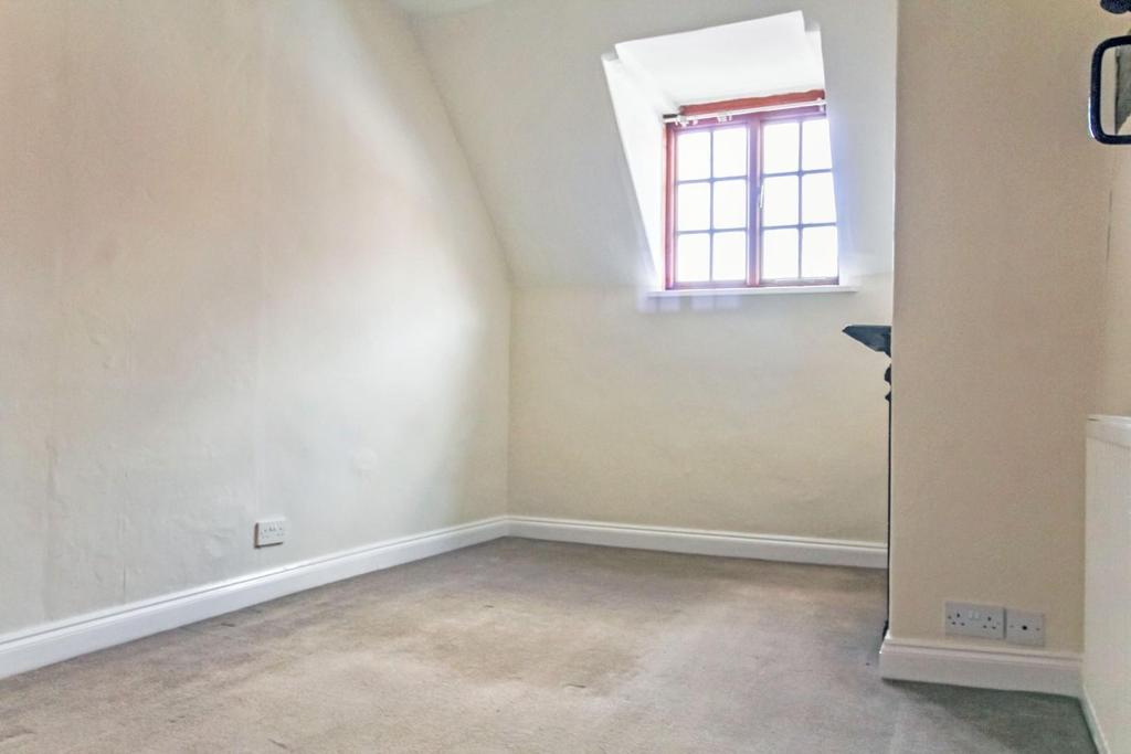 81 West Bed1.JPG