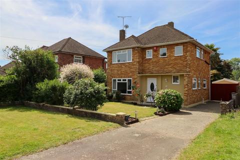 18 Croft Way, Horsham, RH12 2AS