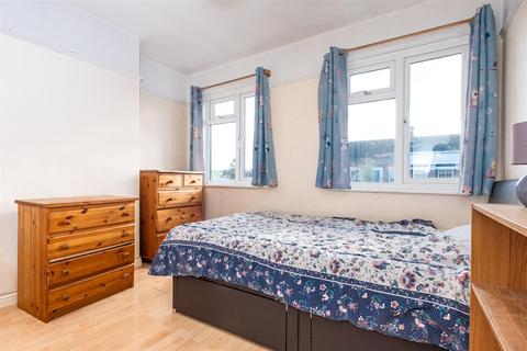 69a Stoneleigh Broadway, Epsom, KT17 2HP