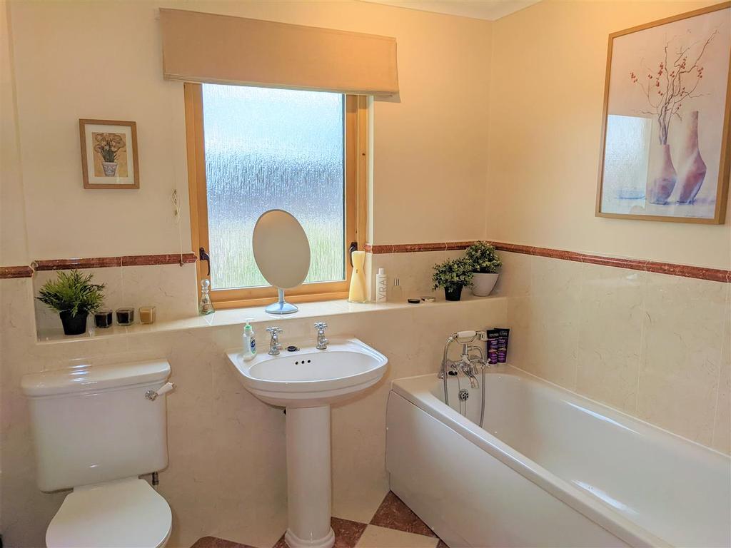 Master ensuite (002).jpg