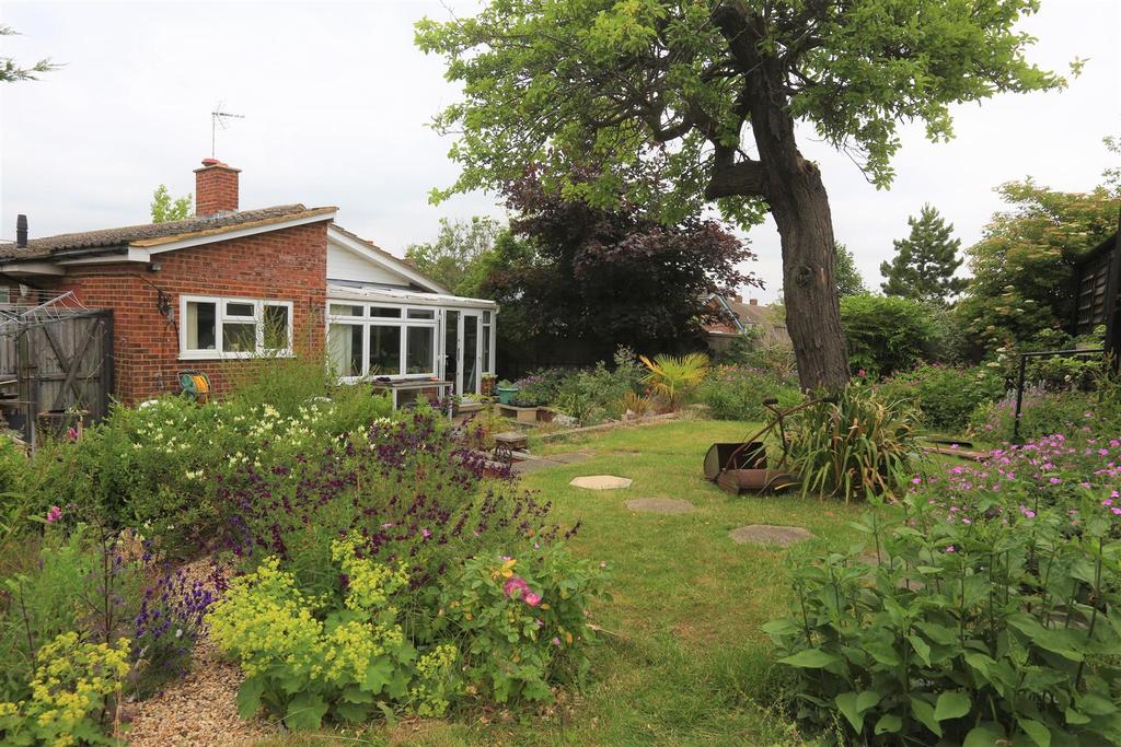 Goose Acre, Cheddington, Leighton Buzzard 3 bed detached bungalow for ...