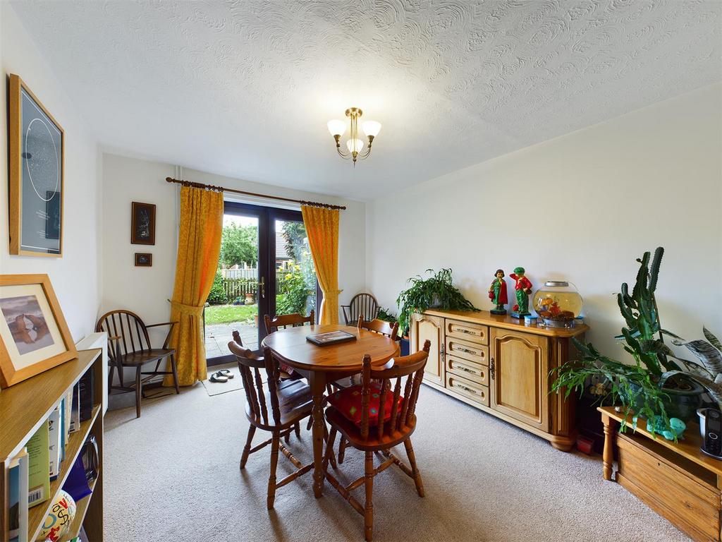 Dining room: