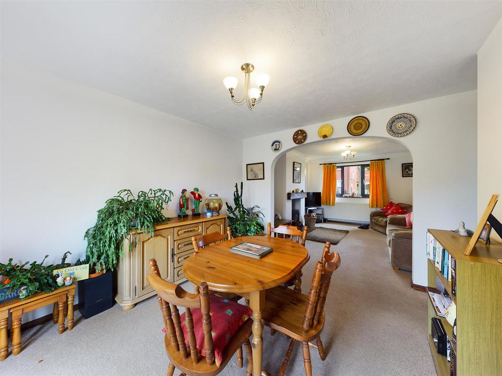 Dining room: