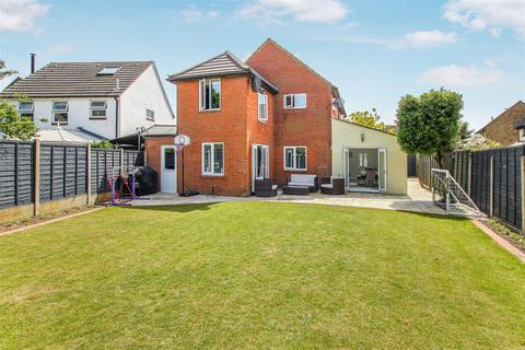 10 Moorescroft, Kelvedon Hatch, Brentwood, CM15 0XF