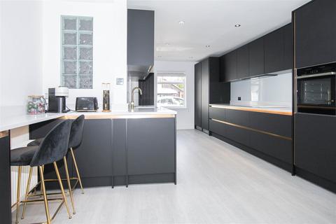 10 Moorescroft, Kelvedon Hatch, Brentwood, CM15 0XF