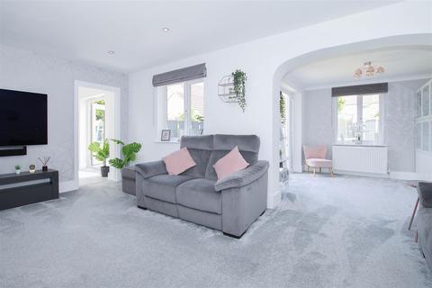 10 Moorescroft, Kelvedon Hatch, Brentwood, CM15 0XF