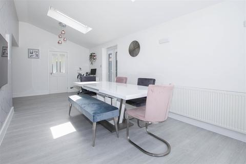 10 Moorescroft, Kelvedon Hatch, Brentwood, CM15 0XF