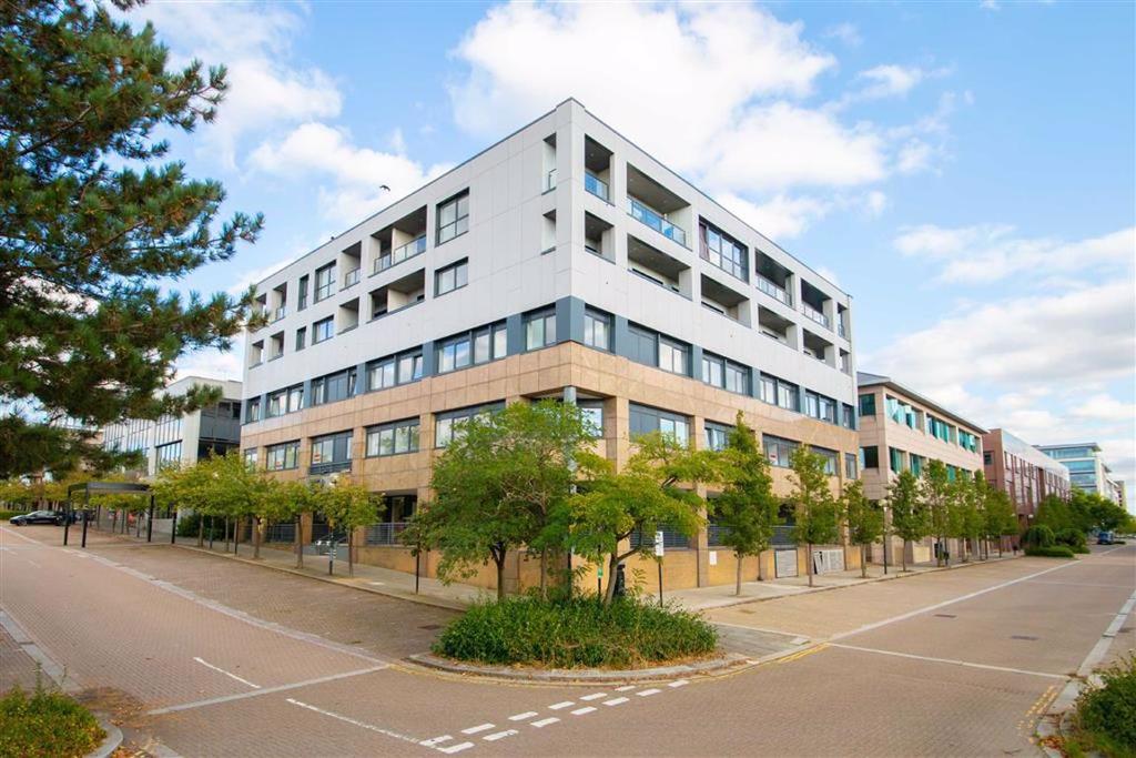 152 Silbury Boulevard, Central Milton Keynes, Milton Keynes 1 bed apartment £975 pcm (£225 pw)