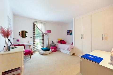 26 Rivermead Close, Teddington, TW11 9NL