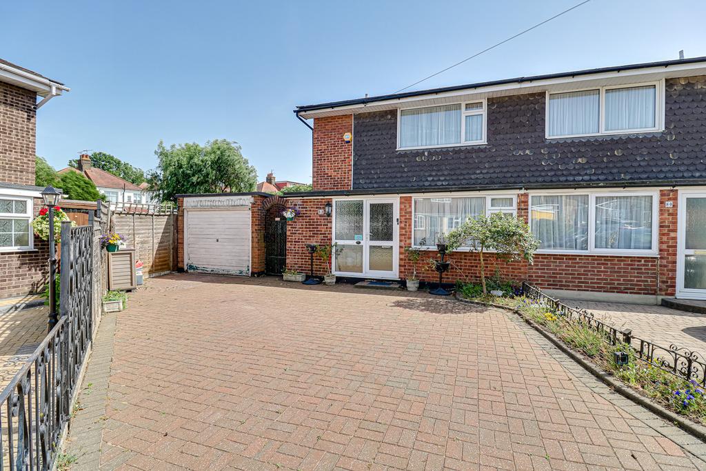 Picketts Avenue, Leighonsea, SS9 3 bed semidetached house for sale
