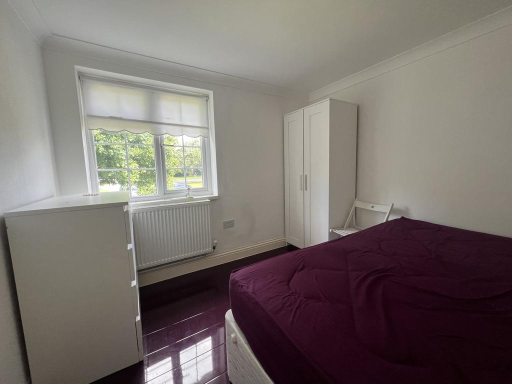 Road, Potters Bar, Hertfordshire, EN6 4 bed flat share £500